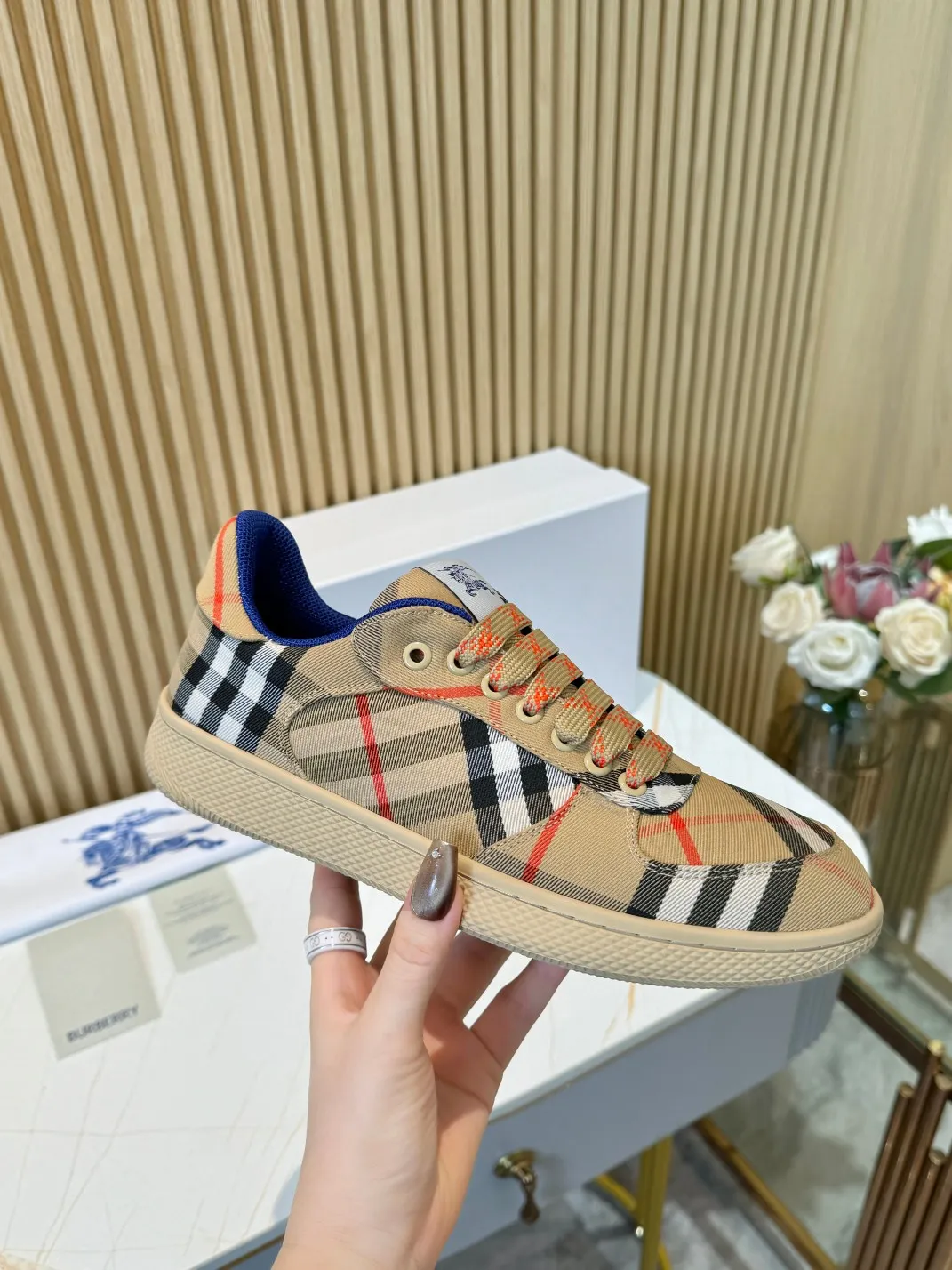 Men's men's shoes 💰560 Burberry's 2024 hot model is released. After three years, the classic plaid returns. It is versatile and decorated with worsted Burberry plaid pattern. Featuring a mesh lining and checkered laces, the rubber sole features the archive Burberry monogram. From Burberry's iconic collection, these wardrobe staples are interpreted with the brand's signature style.   ✅Fabric: classic cotton ✅Lining: original board lining, silk cowhide lining ✅Outsole: TPU ✅Color: apricot ✅Code number: 35-45 for men and women (35, 45 customized)